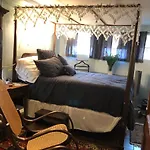Alice Bellis\'S Capitol Hill One Bedroom Apartment